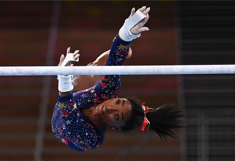 Simone Biles, en plena competencia. Foto. AFP 