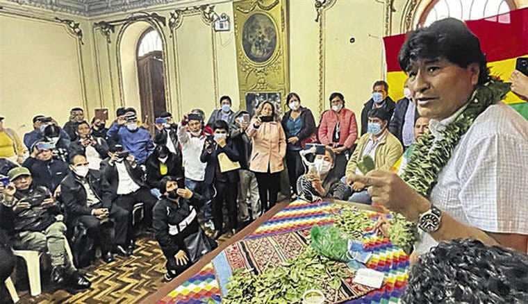 Morales se reunió con dirigentes cocaleros y sindicalistas en Lima