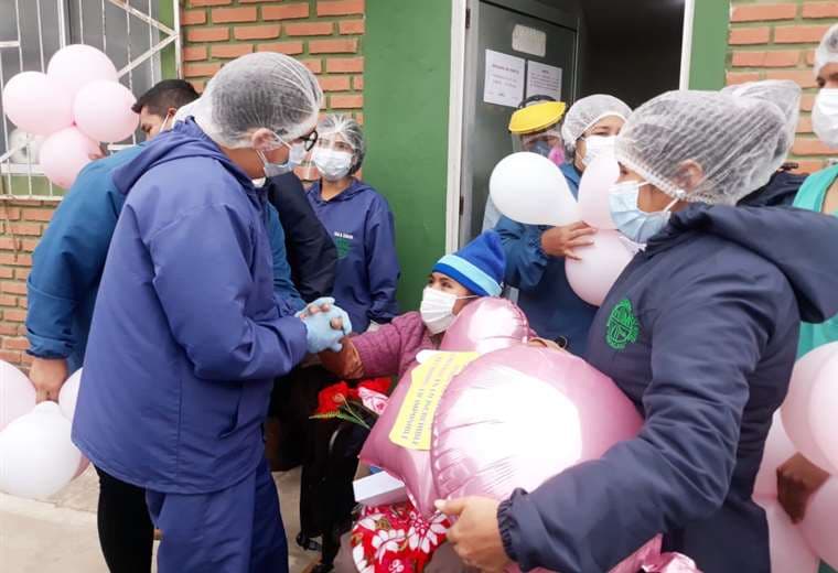 Esther Anacachi recibe el alta, en hospital de Yapacaní, tras 45 días de Covid-19
