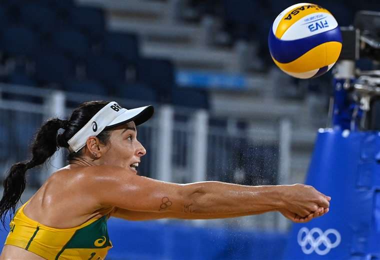 La brasileña Agatha golpea el balón durante el partido ante Canadá. Foto. AFP