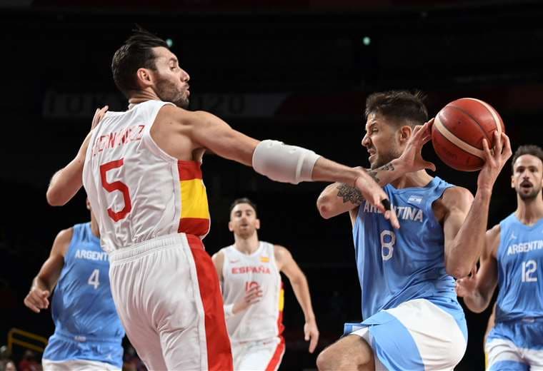 España y Argentina se enfrentaron este jueves en el baloncesto. Foto. AFP