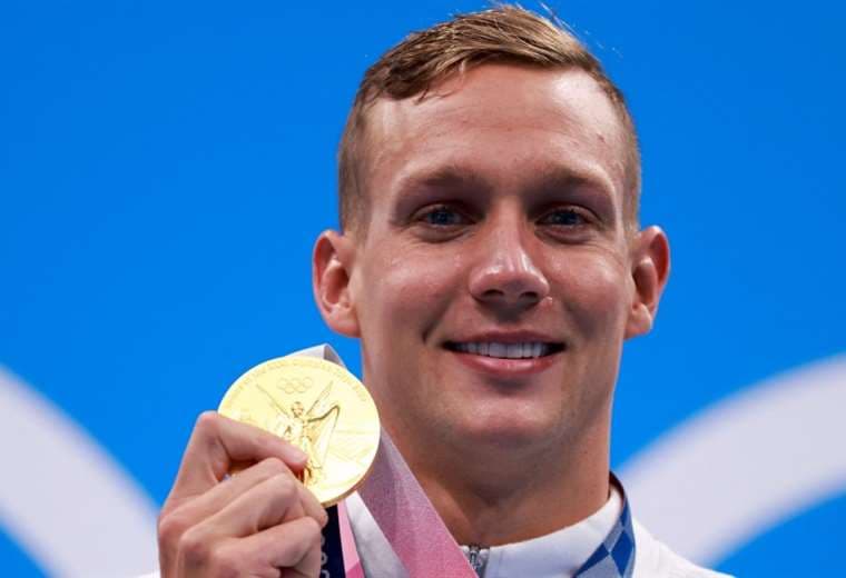 Caeleb Dressel con la medalla de oro en Tokio. Foto: AFP