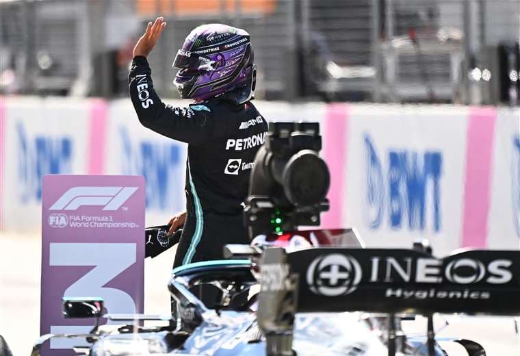 Lewis Hamilton seguirá dos años en el equipo de Mercedes. Foto: AFP