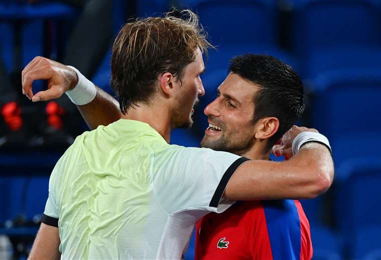 El abrazo de Zverev y Djokovic tras el partido de este viernes. Foto: AFP