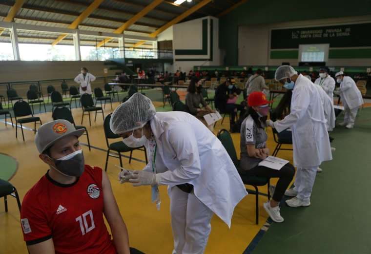 En Santa Cruz los jóvenes acuden a los puntos de vacunación. Foto. Jorge Ibáñez