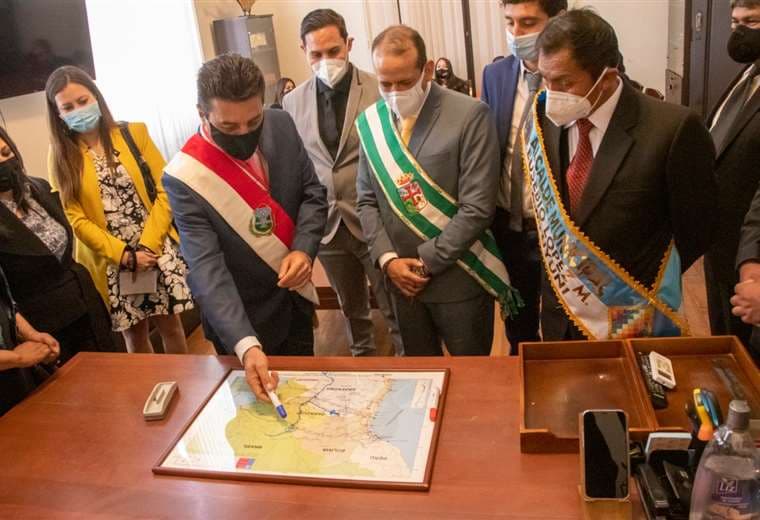 El alcalde Torres explica el proyecto al gobernador de Santa Cruz y al alcalde de Potosí