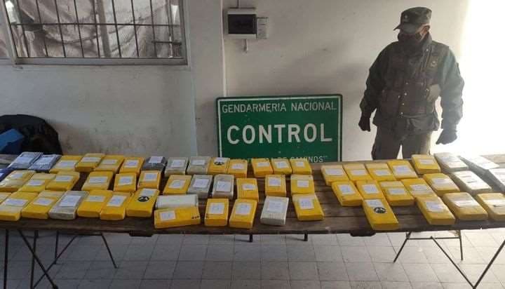La policía argentina muestra la droga incautada. Foto: El Tribuno