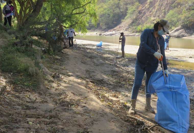 : voluntarios recogiendo basura de las riveras del Parapetí