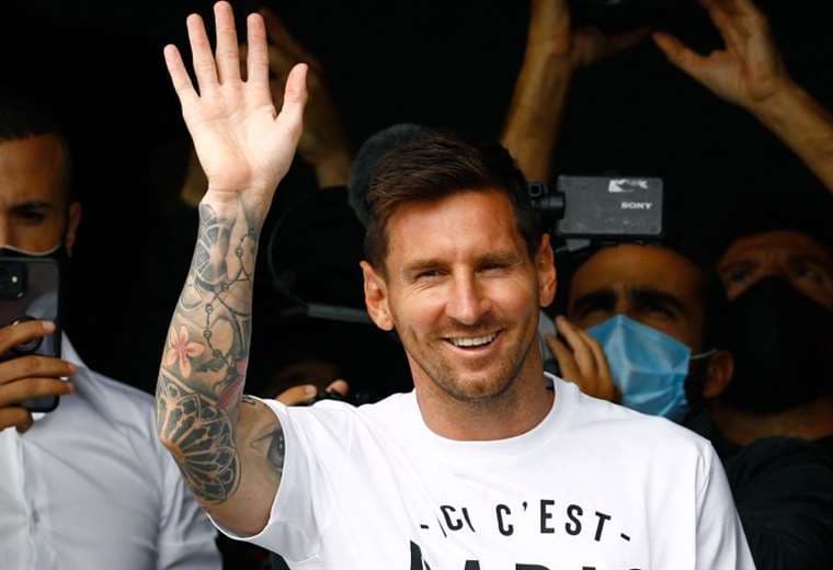 Messi saluda a la afición en París. Foto: AFP