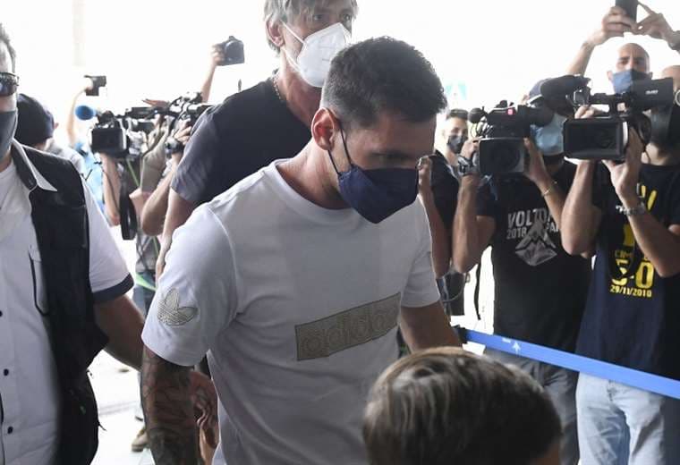 Leo Messi en el aeropuerto de Barcelona. Foto: AFP