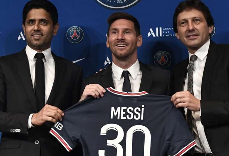 Messi junto al presidente y al director deportivo del PSG. Foto: AFP