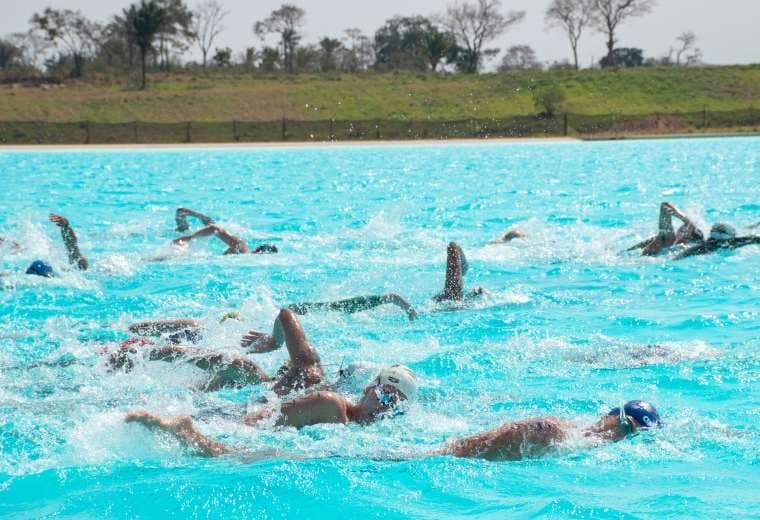 Los nadadores en plena competencia. Foto: Internet