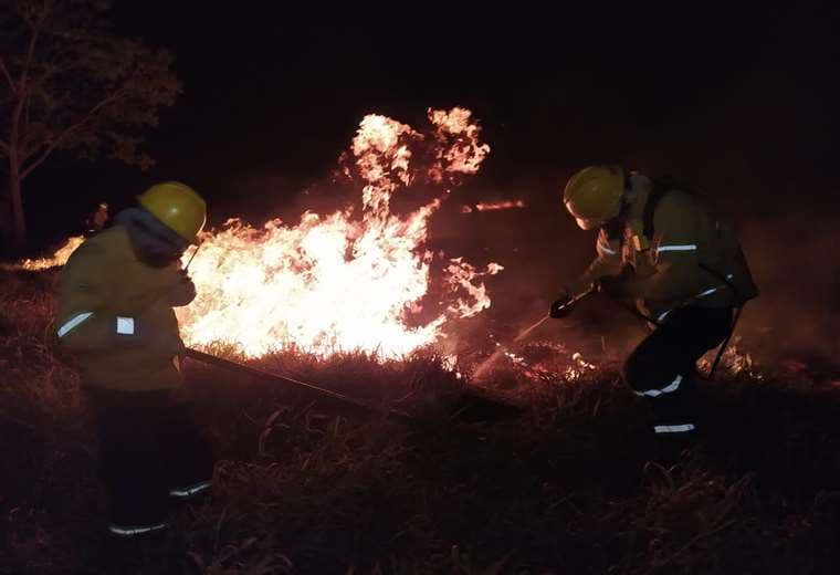 Bomberos extinguen las llamas en un incendio cerca de Cotoca. EL DEBER