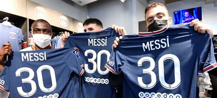 Los hinchas ya compran la camiseta con el número 30 de Messi. Foto: AFP