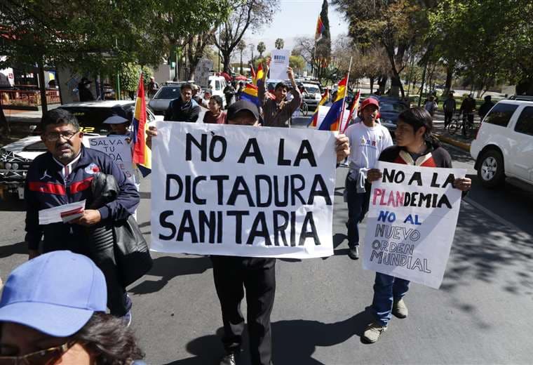 Un centenar de manifestantes antivacunas se congregó en Cochabamba. Foto: APG