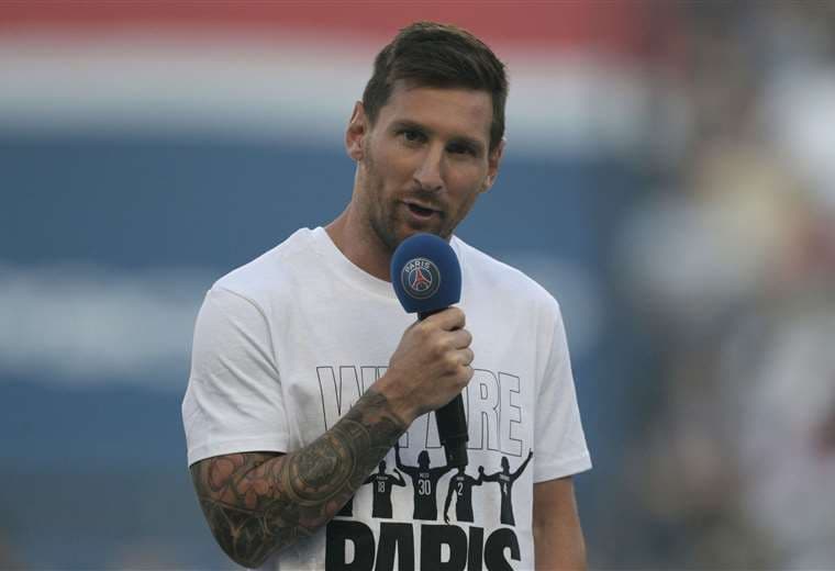 Messi le habla a la afició del PSG en el estadio Parque de los Príncipes. Foto: AFP