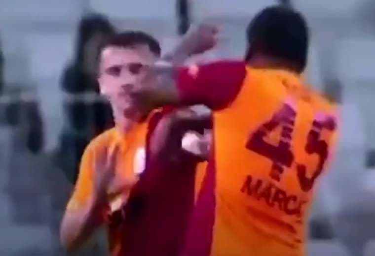 Captura de pantalla del momento en el que Marcao golpea a Aktürkoglu