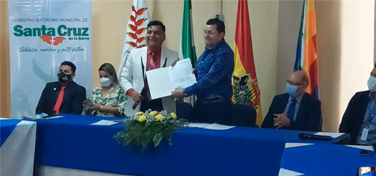 El alcalde Jhonny Fernández recibió la lista oficial de la Dirección de Educación.