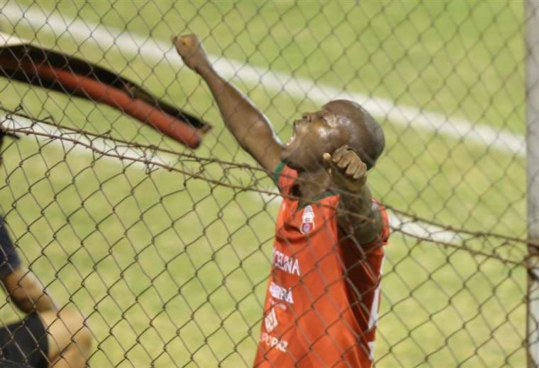 El festejo de Mosquera que hizo el primer gol de Guabirá. Foto: Ricardo Montero