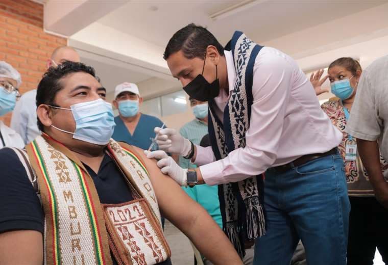 Sedes vacuna a la comunidad guaraní