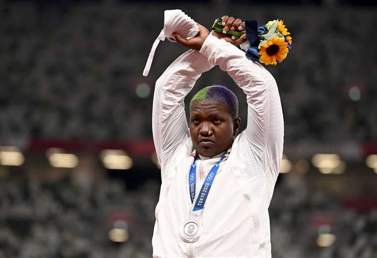 De esta forma celebró Raven Saunders la medalla que logró este domingo en los Juegos. AFP
