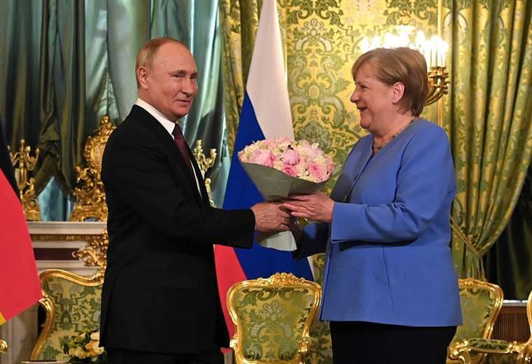 En su adiós a Moscú, Merkel pide a Putin la liberación del opositor Navalni