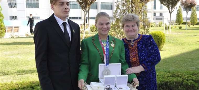 Polina Guryeva (c.) durante el acto en el que recibió sus premios. Foto: Internet