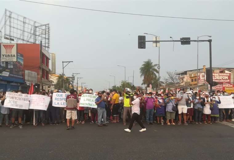 Comerciantes bloquean el segundo anillo, piden desalojar a los ambulantes de La Ramada