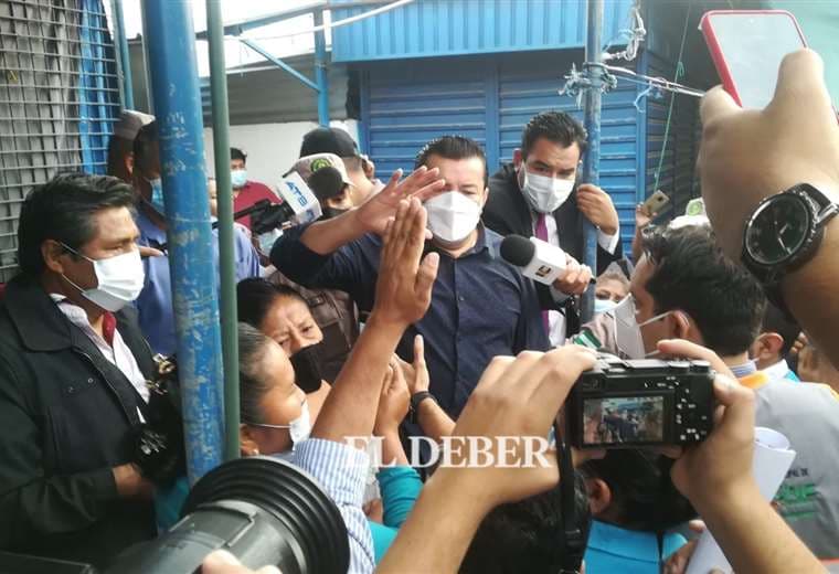 Tensión en la visita del alcalde al nuevo mercado de la Ramada. Foto: JC Torrejón