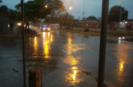 prolongada lluvia afecta a la capital cruceña. Foto: J. Delgadillo