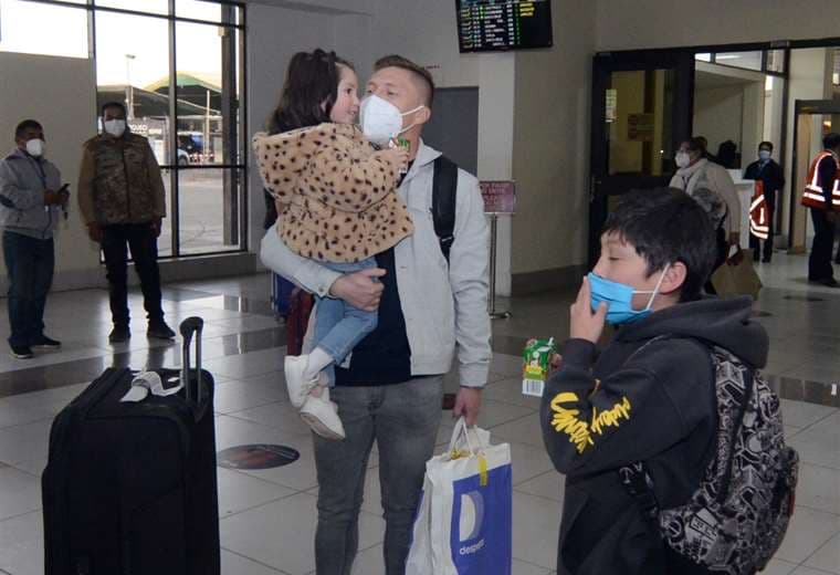 Chumacero fue recibido este martes por su familia en el aeropuerto. Foto: Marka Registrada