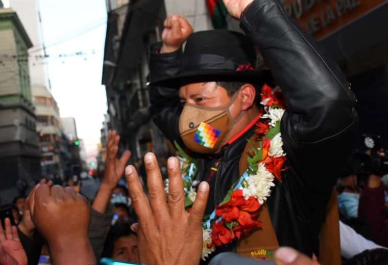 Un puñado de sus simpatizantes esperaron a Santos Quispe al salir de la Fiscalía en La Paz