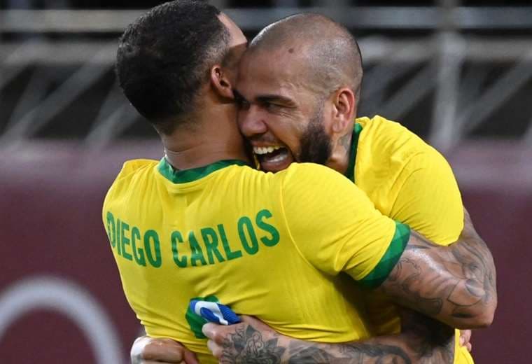 Los brasileños Diego Carlos (izq.) y Dani Alves celebran la clasificación. Foto: AFP