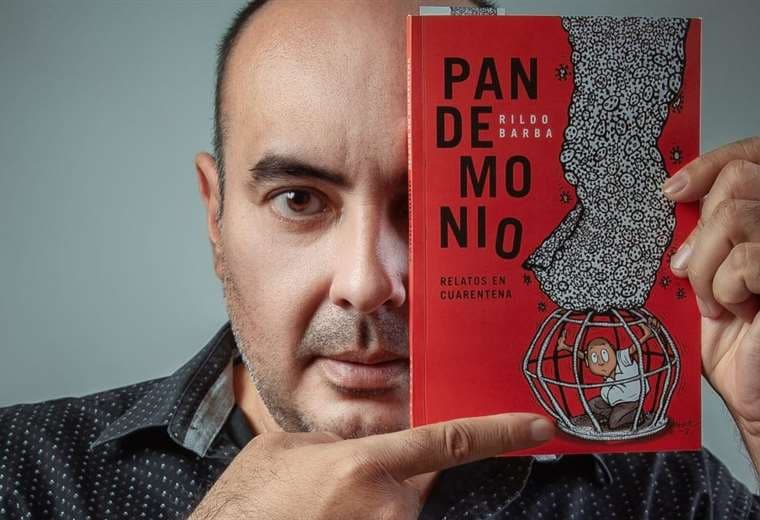 Rildo Barba con su libro "Pandemonio"/Foto Alberto Ábrego