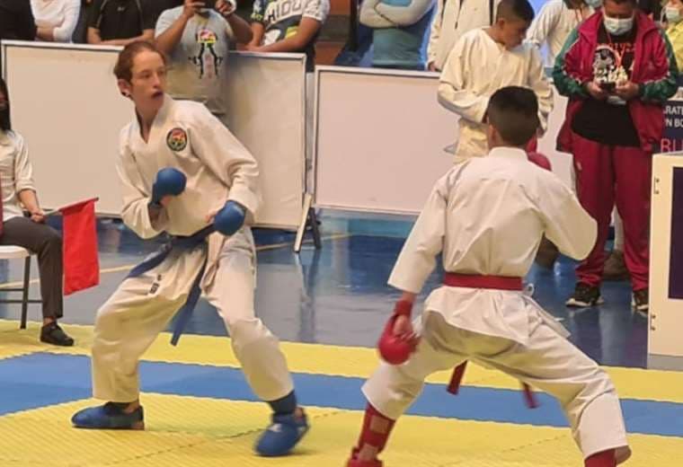 Alrededor de 250 karatecas compitieron en el nacional. Foto Feboka