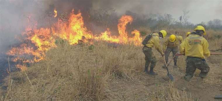 Controlan el fuego en el Valle de Tucabaca; esperan extinguirlo en dos días
