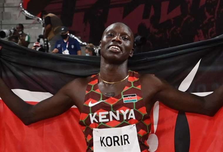 La celebración de Emmanuel Korir tras ganar el oro. Foto: AFP