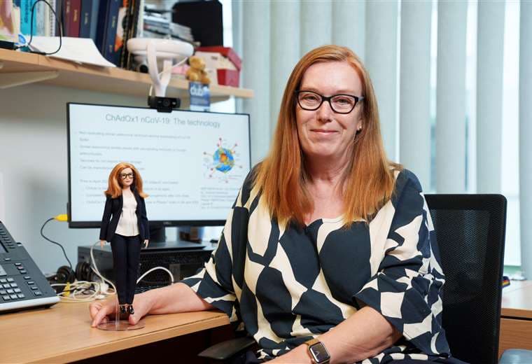 La científica británica Sarah Gilbert posa con su muñeca
