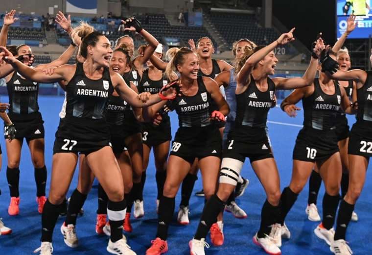 Las Leonas festejaron ruidosamente su clasificación para la final. Foto: AFP