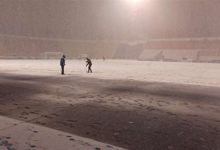 Así luce el campo de  juego del estadio potosino por la caída de la nieve.