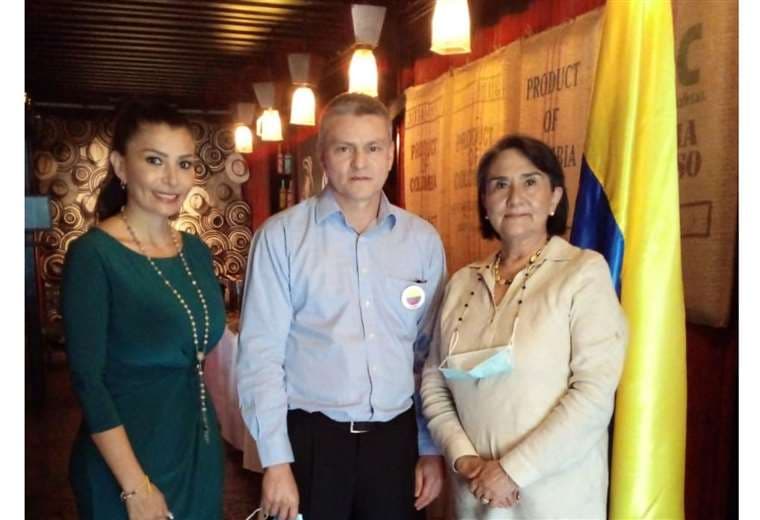 Angélica Ospina, Romel Dorado y Julia Toledo , Cónsul honoraria de Colombia en Santa Cruz