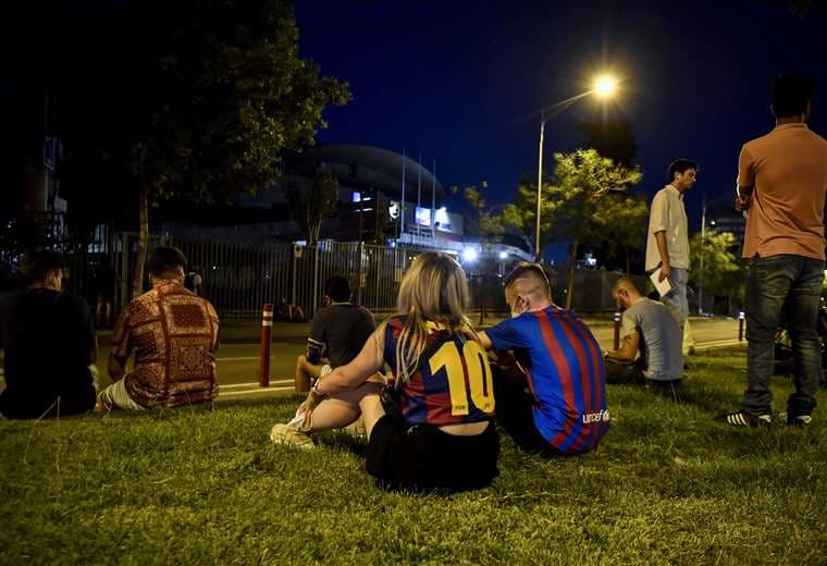 La dezazón de los hinchas del Barcelona por la partida de Messi. Foto: AFP