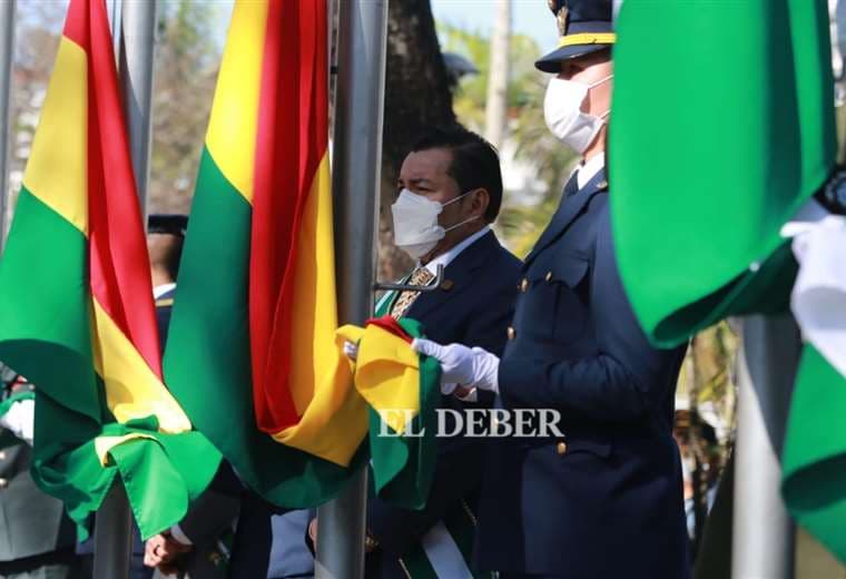 Foto Jorge Gutiérrez: Jhonny Fernández dio su discurso luego de la iza de banderas.