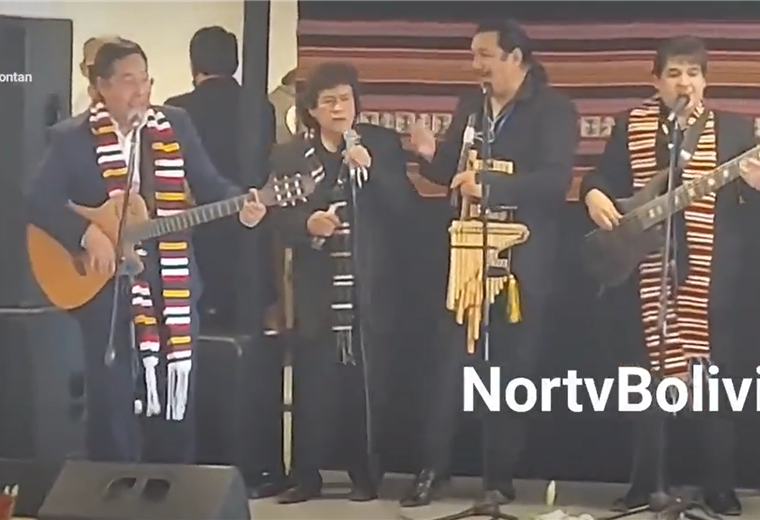 El presidente Luis Arce cantando con la agrupación folclórica