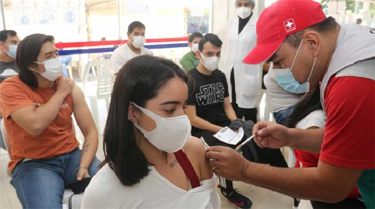 La vacunación masiva continúa en Santa Cruz. Foto. Internet 