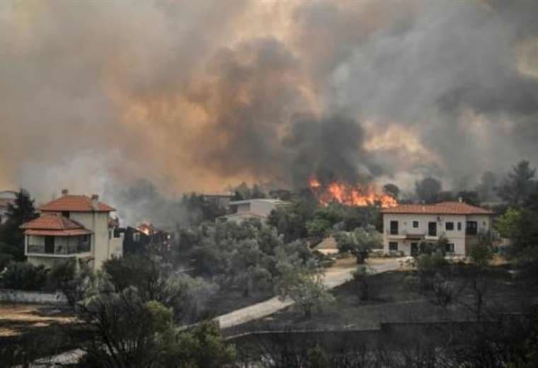 Incendios cerca de casas en el pueblo de Afidnes, a 30 km de Atenas, en Grecia
