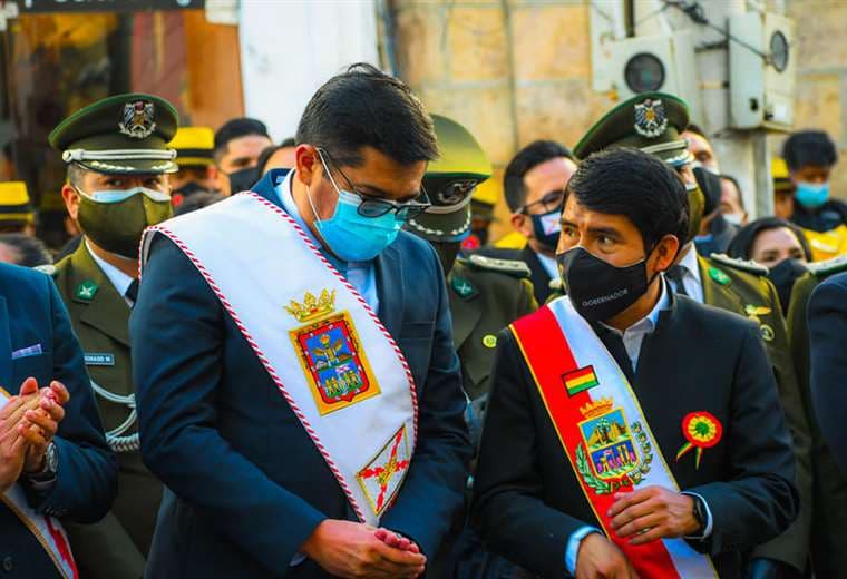 Damián Condori  (derecha) junto al alcalde de Sucre Enrique Reaño (Izquierda) 