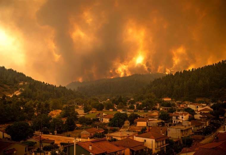 Incendios afectan a poblaciones en Grecia