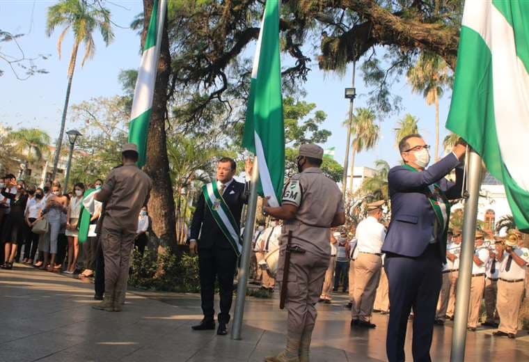 Autoridades izan la bandera cruceña en el inicio del mes aniversario. Foto: JC. Torrejón