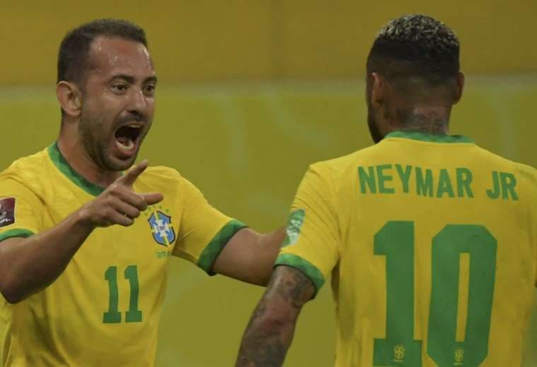 Éverton Ribeiro marcó y lo festejó primero con Neymar. Foto: AFP